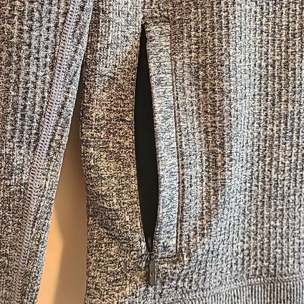 Lululemon Atletica Long Sleeves Active Top, Size 2, Color Light Blue 👌 ✨️ 😀 - Picture 3 of 16